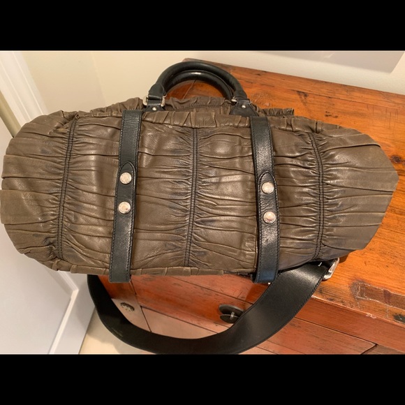 Crossbody distress PRADA bag, excellent condition, only big strap shows scratch - Picture 4 of 11